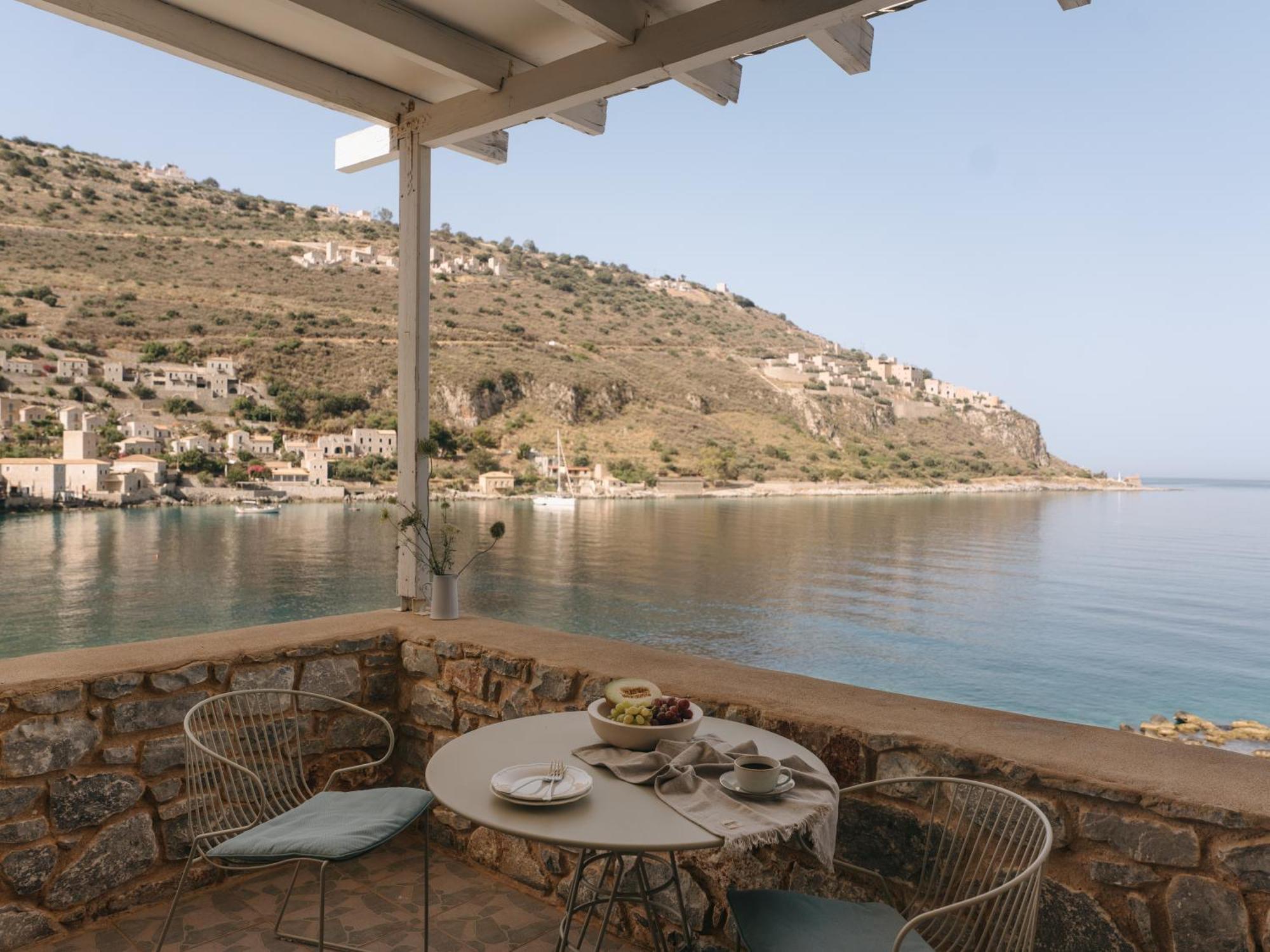 Kourmas Suites Limeni Exterior photo
