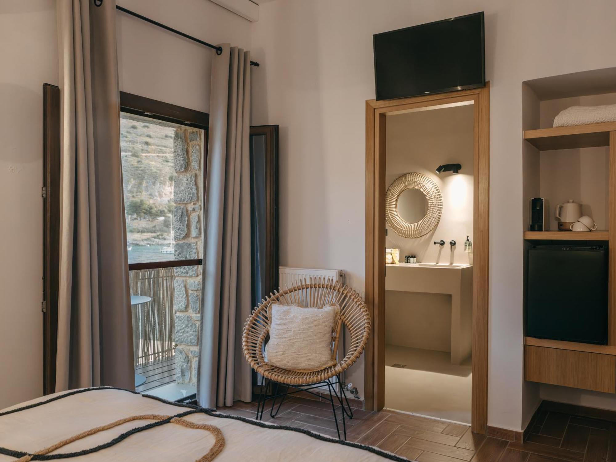 Kourmas Suites Limeni Exterior photo