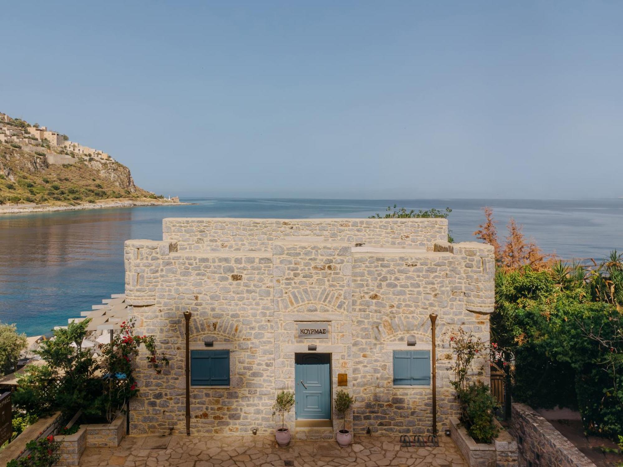Kourmas Suites Limeni Exterior photo